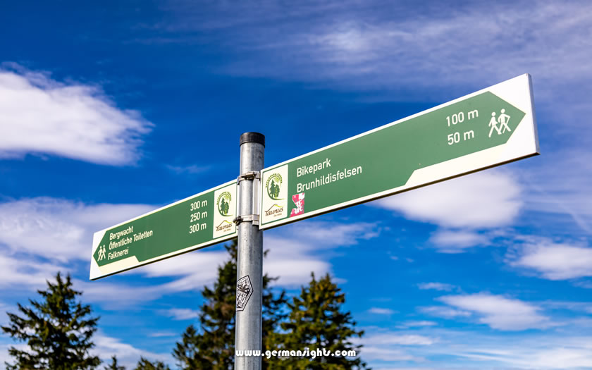 Trail markers in the Hochtaunus region