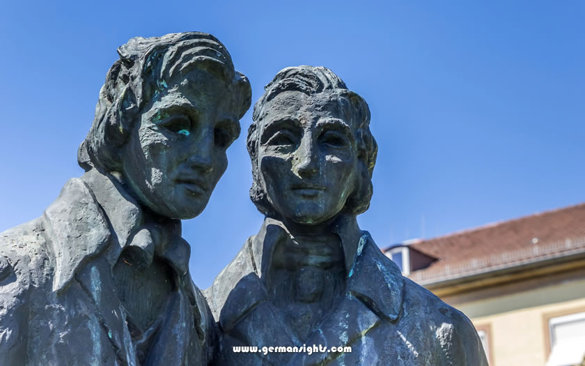 Statue of the Grimm brothers